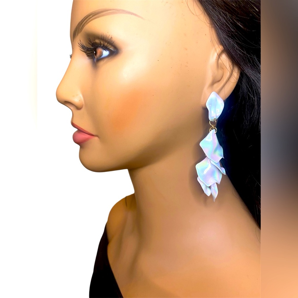 🌺Nicole Miller New York Iridescent Dangle Earrings